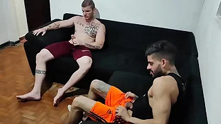 casado bate punheta com amigo em casa esposa pega no flagra e decide que os dois vao fuder ela